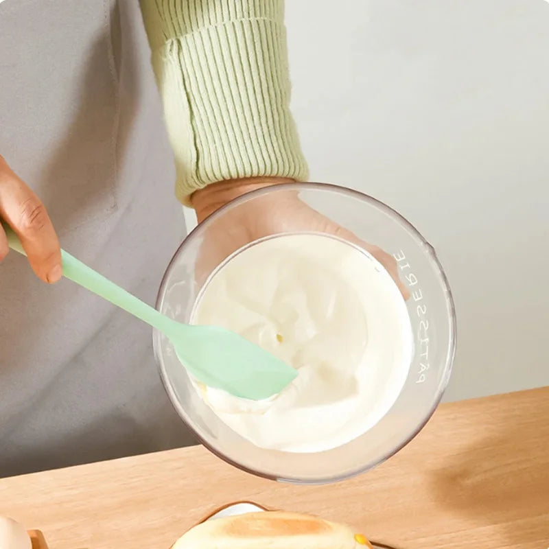 Silicone cream spatula Non-stick butter spatula Heat-resistant kitchen baking tools D lifestyle view